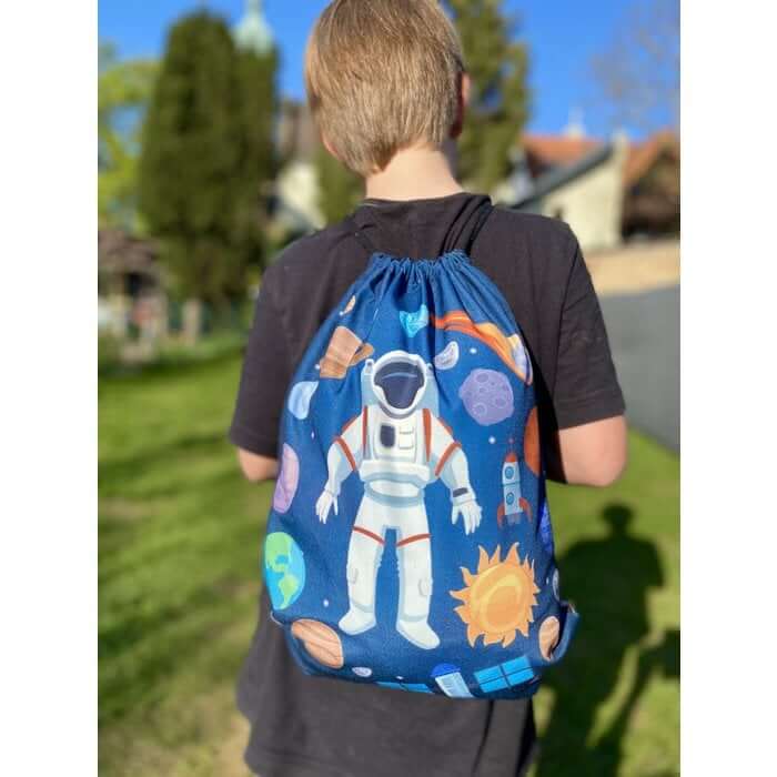 Voor diverse activiteiten zoals gym of zwemles met gymtas astronaut